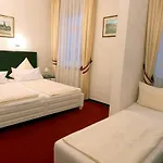 Am Schloss Biebrich 3*