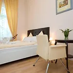 Am Schloss Biebrich Hotel