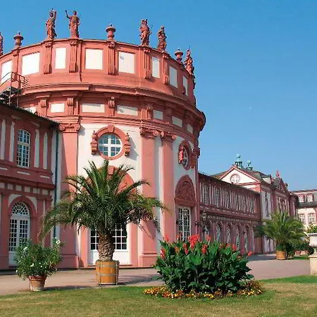 Am Schloss Biebrich Wiesbaden