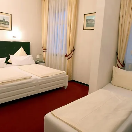 Am Schloss Biebrich 3*