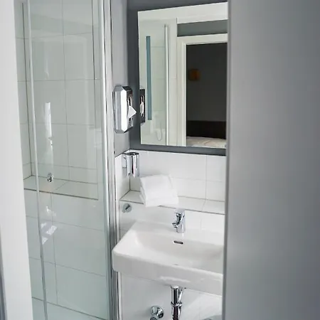 Am Schloss Biebrich 3*