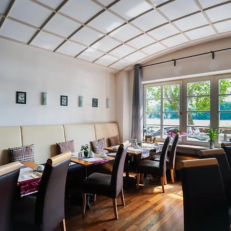 Am Schloss Biebrich فندق