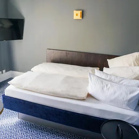 Am Schloss Biebrich 3*