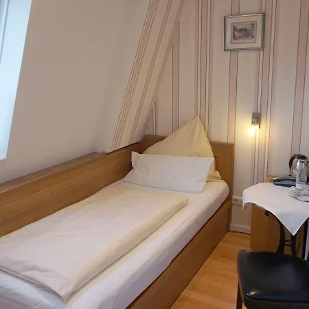 Am Schloss Biebrich 3*