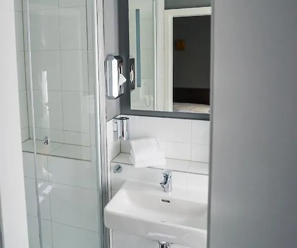 Am Schloss Biebrich 3*