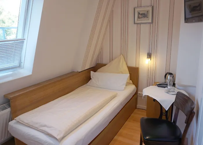 Am Schloss Biebrich 3*